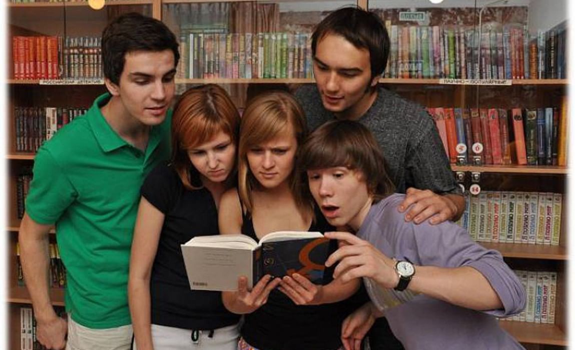 Чтение в современном обществе. Подросток с книгой. Подростки в библиотеке. Молодежь и книга. Молодежь в библиотеке.