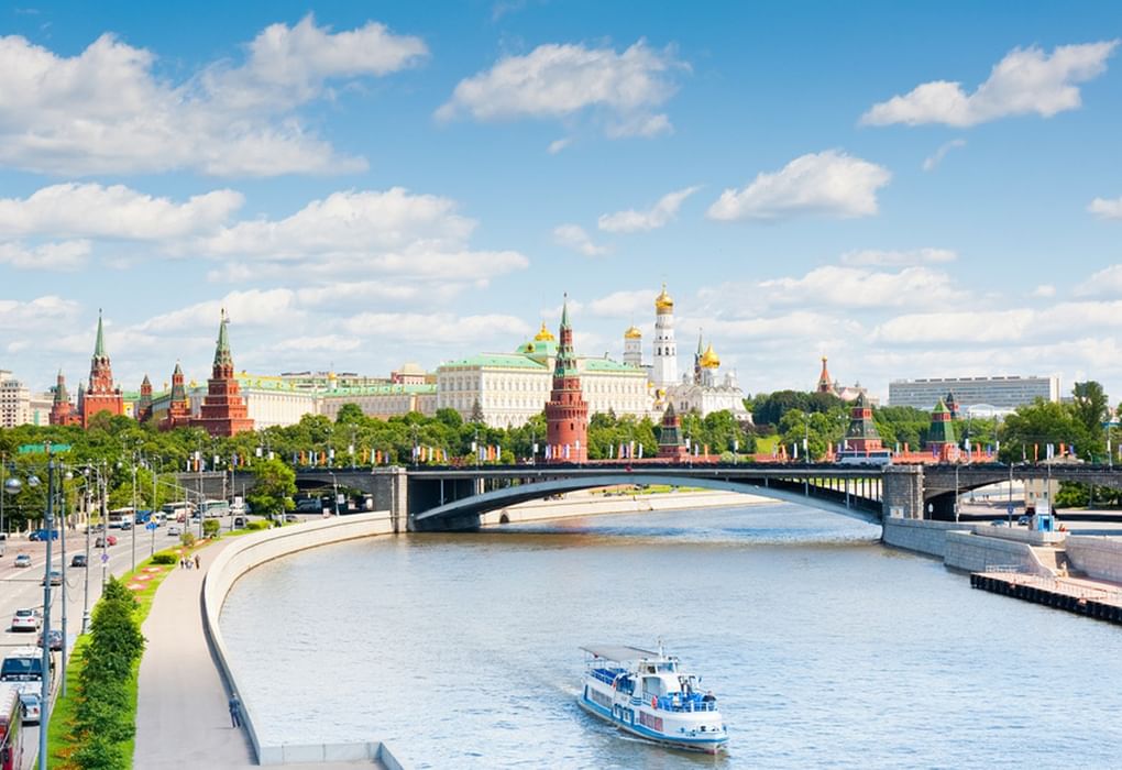 Вид на Кремль с Патриаршего моста. Москва. Фотография: Екатерина Овсянникова / фотобанк «Лори»
