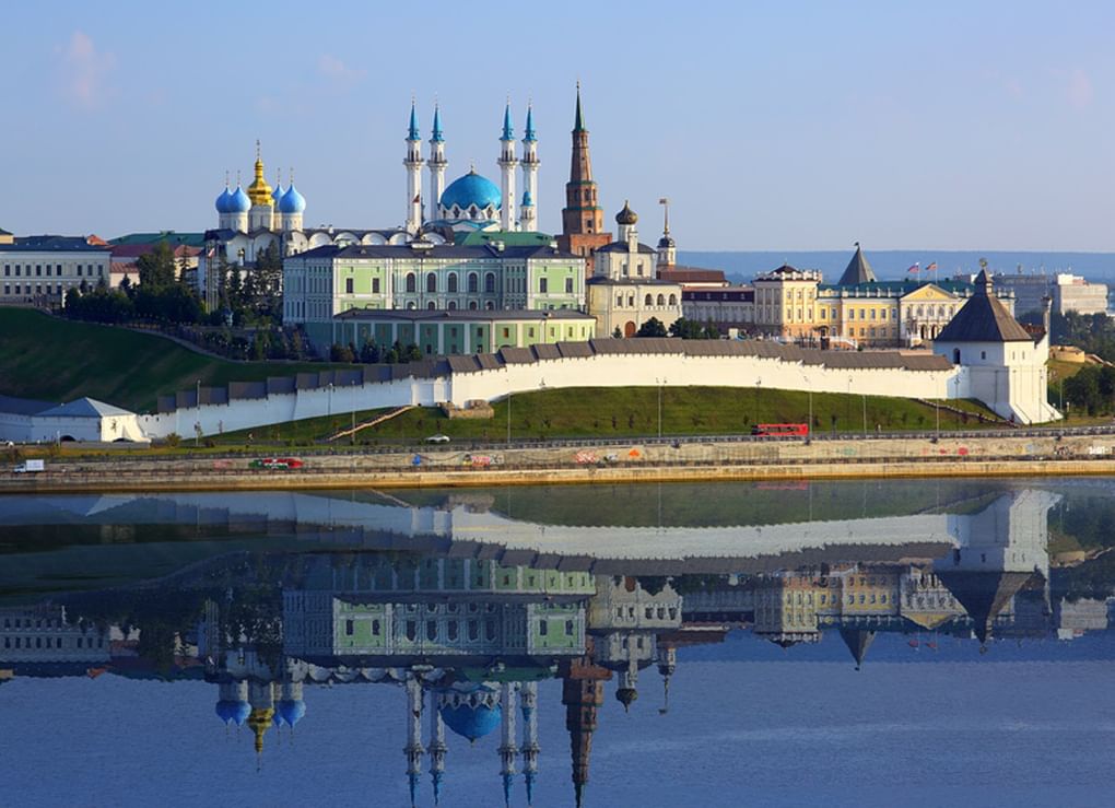 Казанский кремль с отражением в реке на закате. Фотография: Михаил Коханчиков / фотобанк «Лори»
