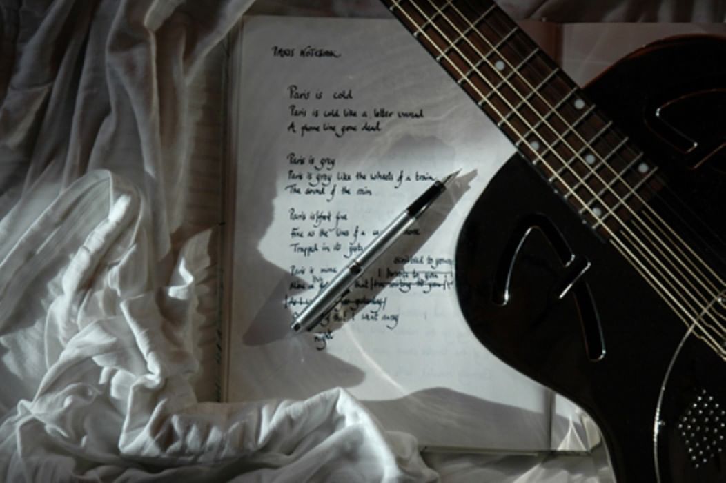 Песня пишу на стене. Гитара и книги. Гитара и поэзия. Музыкальная поэзия. Перо гитары.