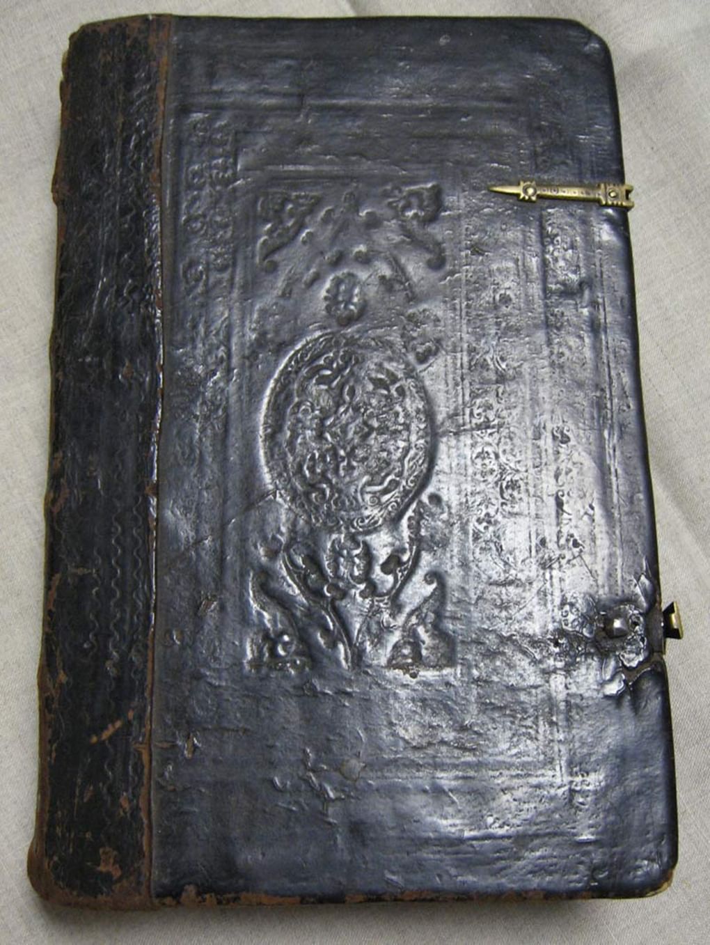 «Апостол», 1564 г. Обложка книги. Фотография: mefodiya.ru