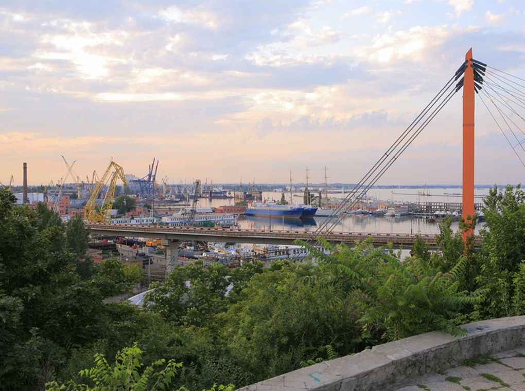 Вид на порт с Приморского бульвара. Фотография: BoLinar / фотобанк «Лори»