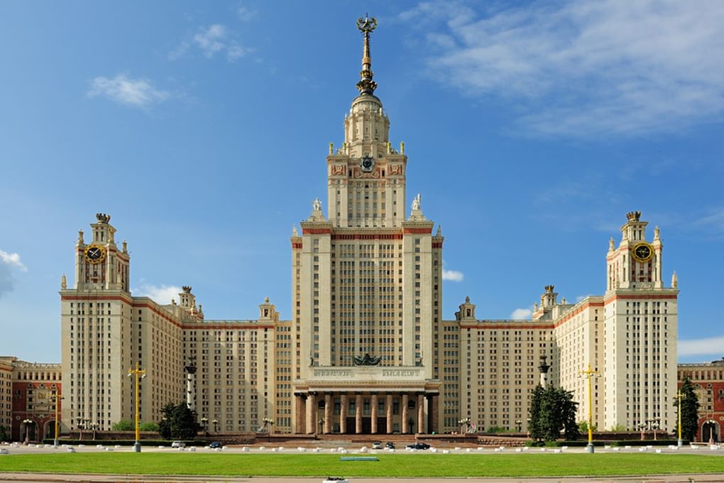 Главное здание МГУ на Воробьевых горах, Москва. Фотография: Денис Ларкин / фотобанк «Лори»