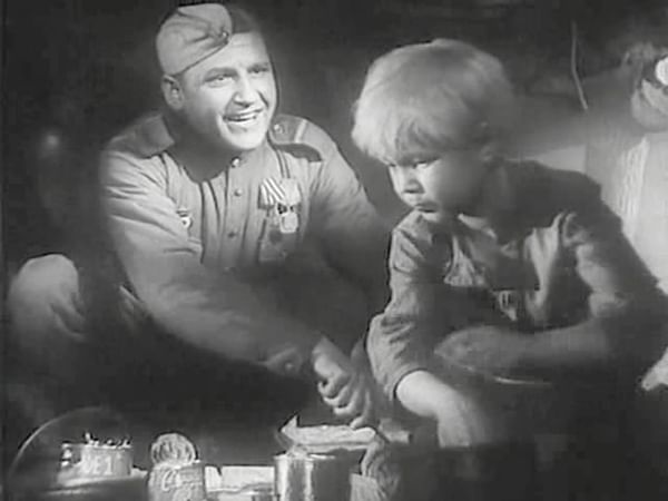 Кадр из художественного фильма Василия Пронина «Сын полка» (1946)
