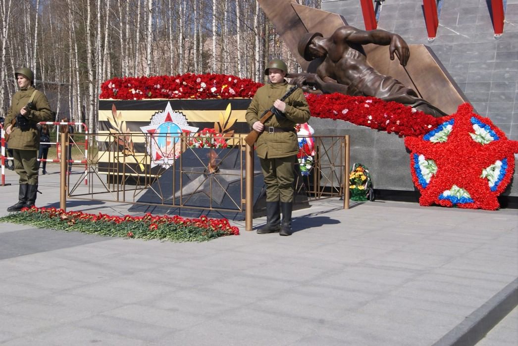 Город герой нижневартовск. Памятник Победы Нижневартовск. Памятник в Нижневартовске в парке Победы. Парк Победы Нижневартовск вечный огонь. Памятник павшим воинам Нижневартовск.