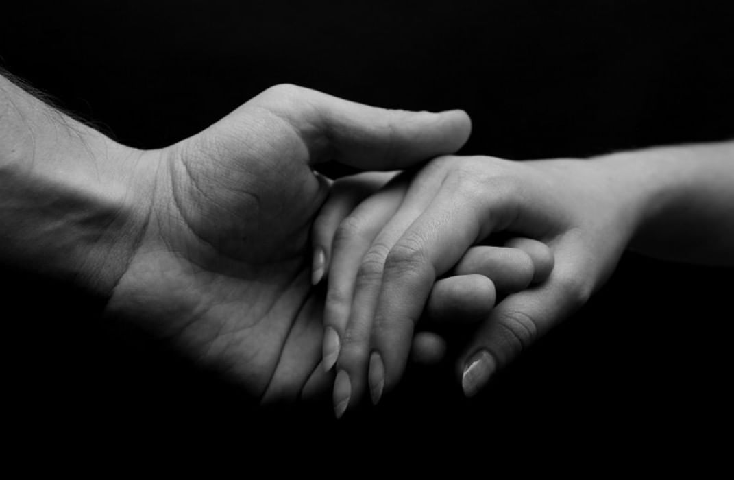 Обнимает палец. Мужская и женская рука. Прикосновение рук. Руки мужчины и женщины. Касание ладоней.