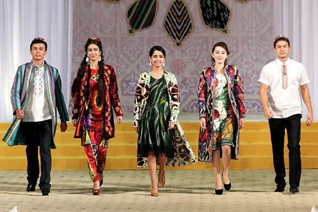 Без на таджикском. Национальная одежда Таджикистана чакан. Либоси чакан мардона. Либоси Милли атлас. Либоси Милли Точикистон атлас.