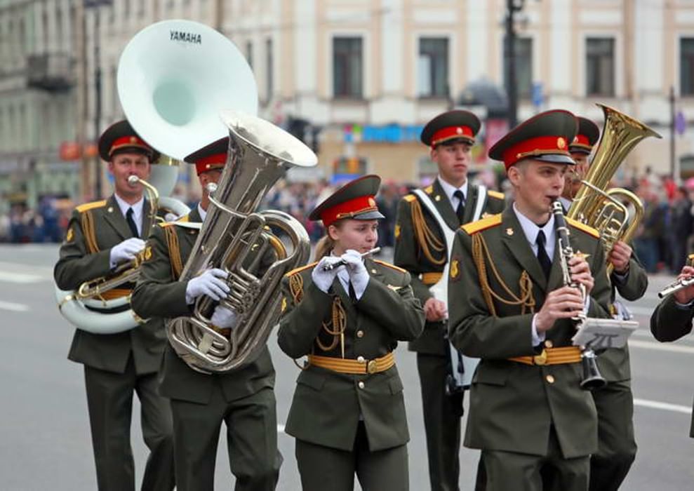 Парад духового оркестра. Парад оркестров. Трубы военного оркестра.