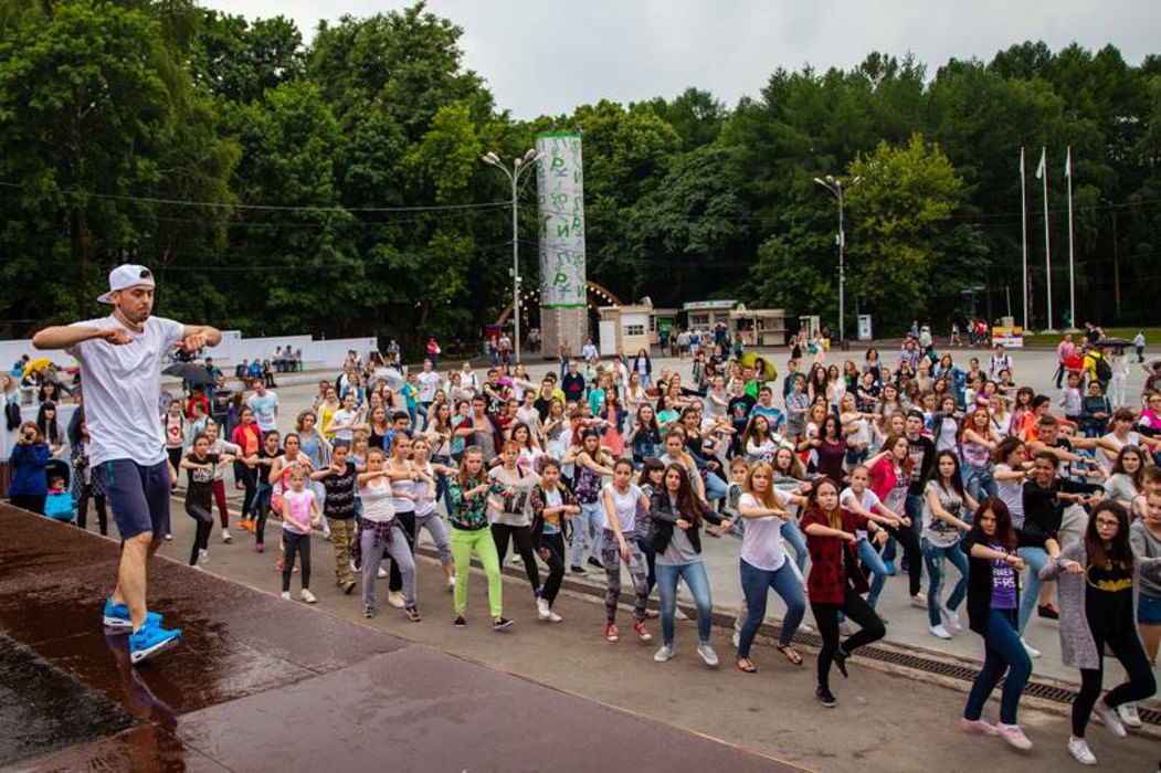 Открытие дня молодежи. Парк Сокольники фестиваль молодежи. День молодежи празднование. С днем молодежи. Молодежь в парке.