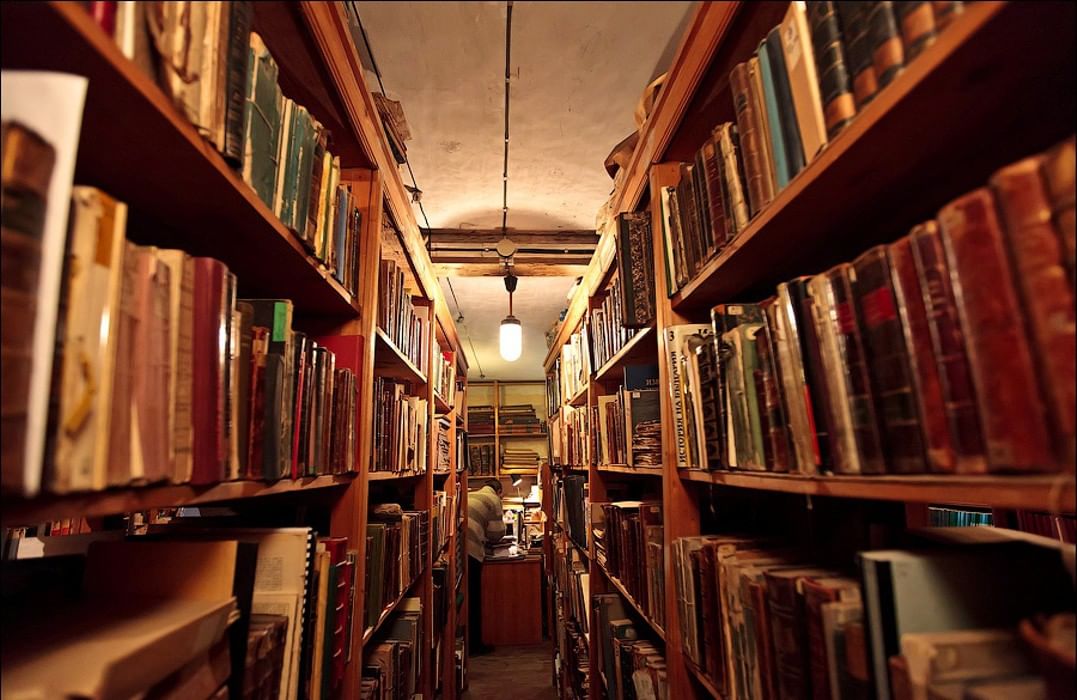 Архив есть в библиотеки. Много книг. Старинная библиотека. Книга библиотека. Библиотека фото.