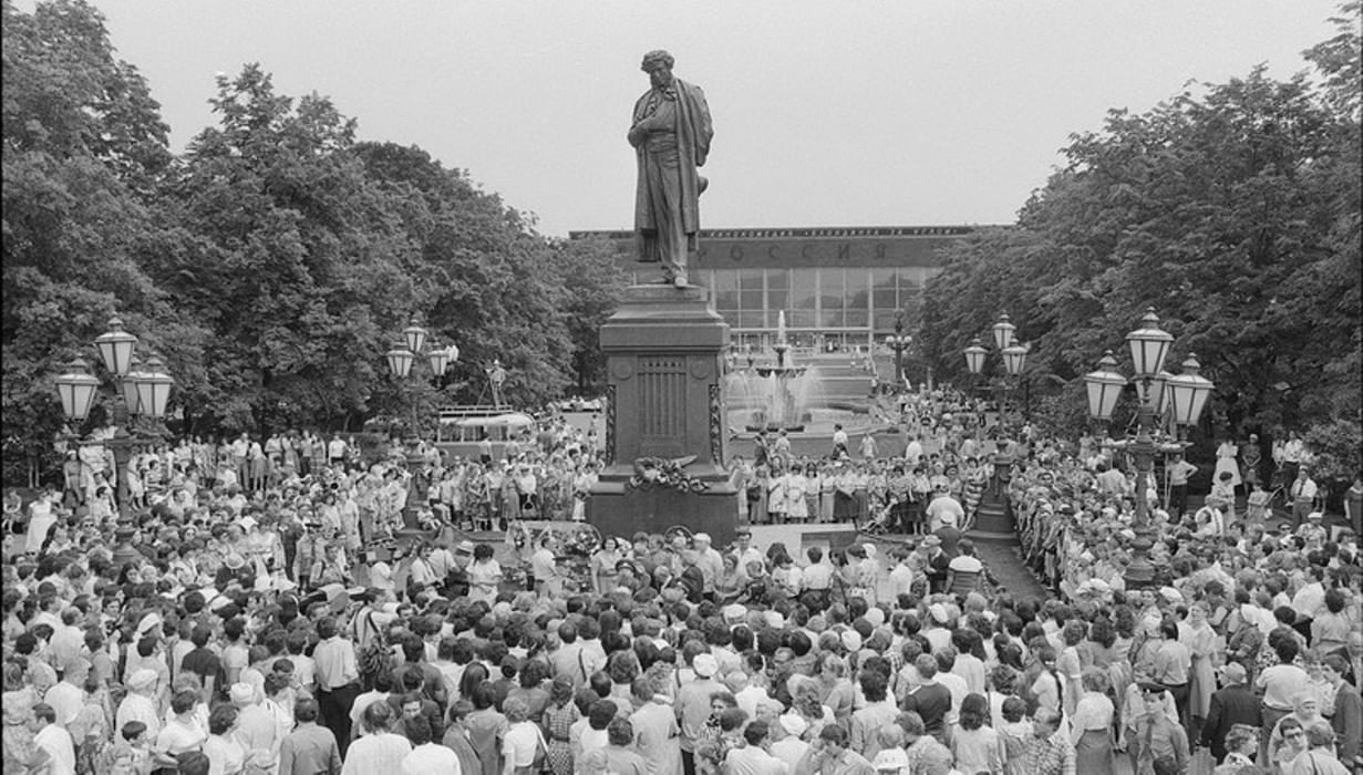 Год открытия москвы. 18 Июня 1880 года в Москве открыт памятник Александру Сергеевичу Пушкину. Открытие памятника Пушкину 1880. Открытие памятника Пушкину в Москве 1880. Открытие памятника Пушкину в Москве.