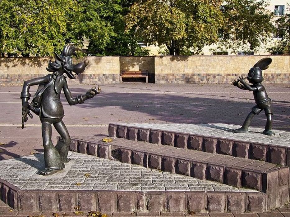 Памятник герою мультфильма. Памятник ну погоди Раменское. Памятник ну заяц погоди Раменское. Скульптура ну погоди в Раменском. Статуя ну погоди Раменское.