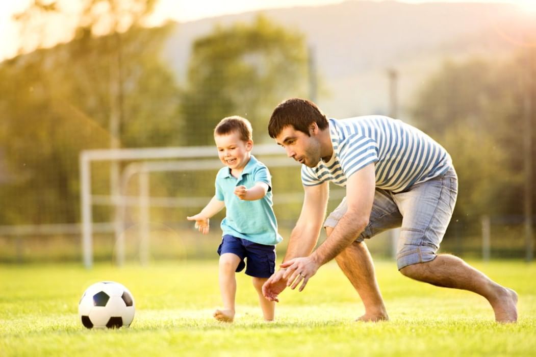 Papa et. Папа мама я футбольная семья. Спорт дети. Ребенок с футбольным мячом. Спорт взрослые и дети.