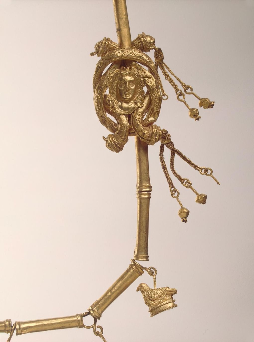 Ожерелье с двумя геракловыми узлами. Вторая четверть III в.до н. э. Боспорское царство, Пантикапей. Фотография: Государственный Эрмитаж