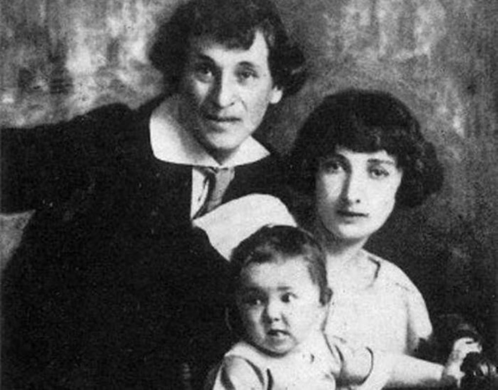 Марк и Белла Шагал с дочерью Идой. 1924. Фотография: kulturologia.ru