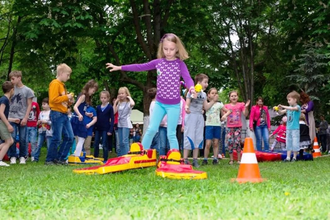 Спортивно игровые конкурсы. Спортивные развлечения для детей. Весёлые соревнования для детей на улице летом. Игровые эстафеты для детей на улице. Эстафеты для детей на улице летом.