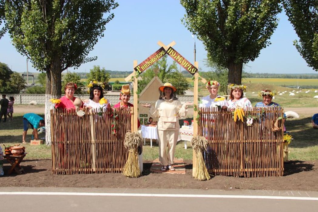 Выставка село. Выставка сельское подворье. Оформление подворья. Украшение подворья на праздник. Сельские подворья на праздниках.