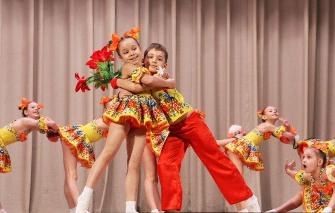 4 года видео танцев танец. Детские хореографические коллективы. Детский танцевальный коллектив. Костюмы для детских танцевальных коллективов. Детский хореографический ансамбль.