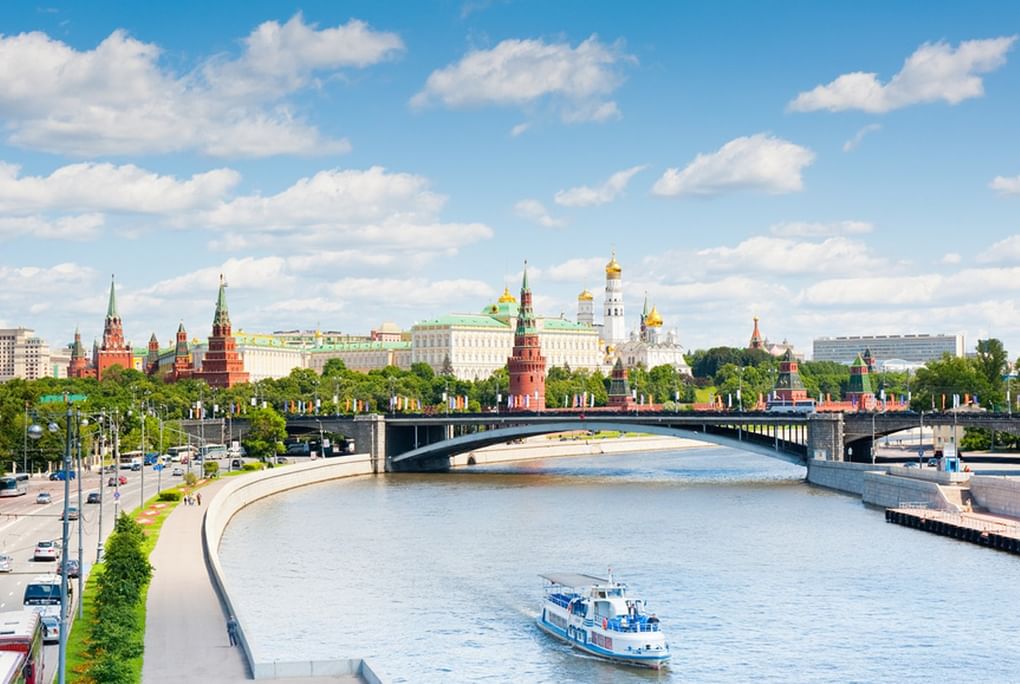 Вид на Кремлевский дворец. Фотография: Екатерина Овсянникова / фотобанк «Лори»