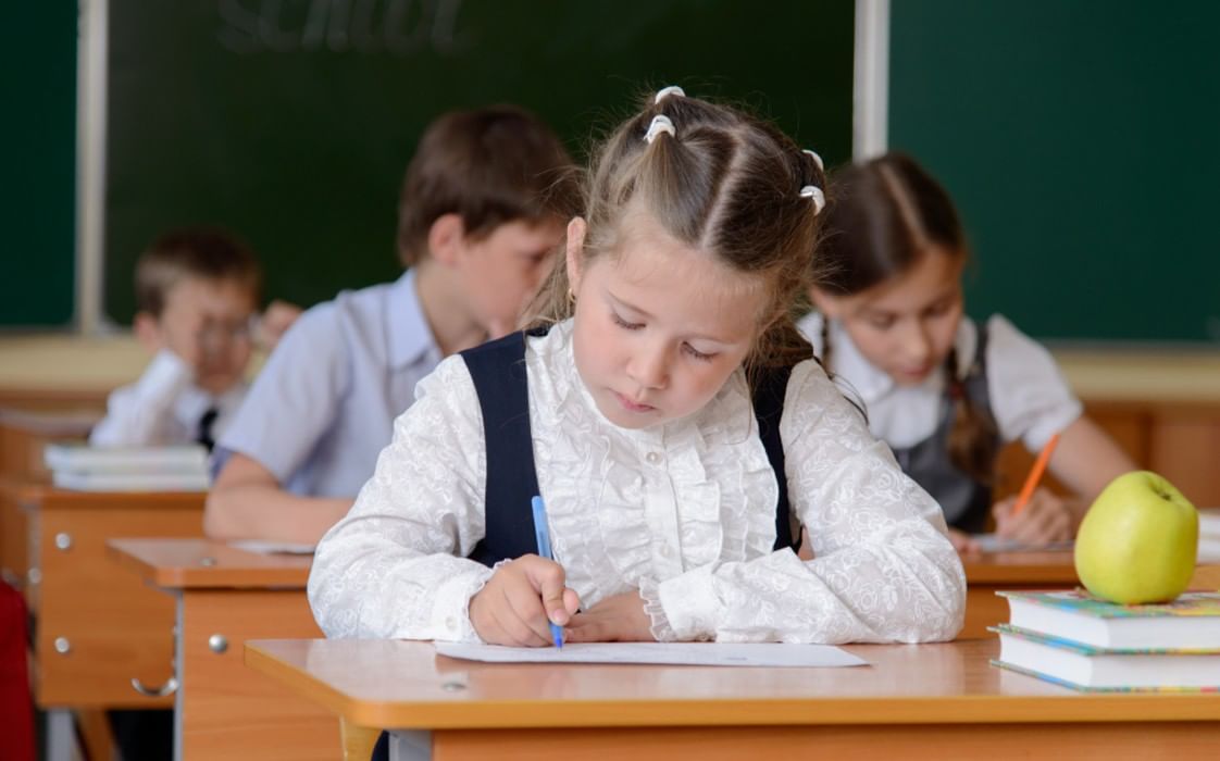 Двух классники. Школьники за партой. Ученики в школе. Класс с учениками. Первоклассник за партой.