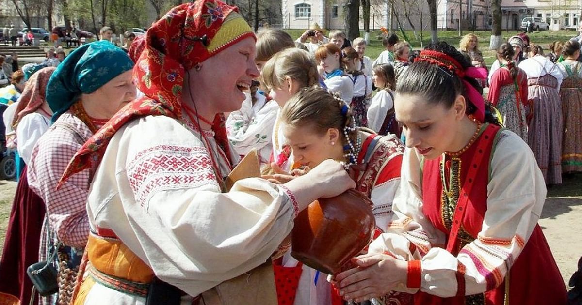 Красная горка после. Русские народные традиции красная горка. Красная горка традиции. Красная горка праздник традиции. С красной горкой.