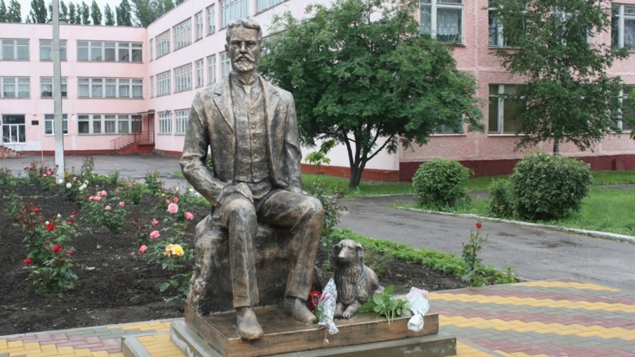 Погода п чехов. Памятник Чехову в Ольховатке Воронежской области. Ольховатка Воронежская областьмятник ечхову. Памятники Ольховатского района Воронежской области. Поселок Ольховатка Воронежской области.