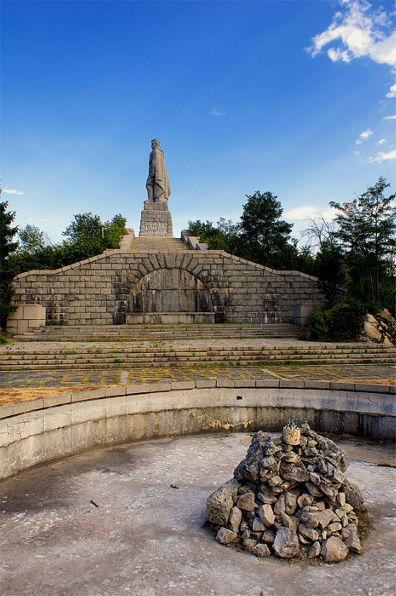 Памятники пловдива. Алёша (памятник, Пловдив). Памятник пловдтв алёша Пловдив. Болгария Пловдив памятник. Памятник советским воинам в Болгарии.