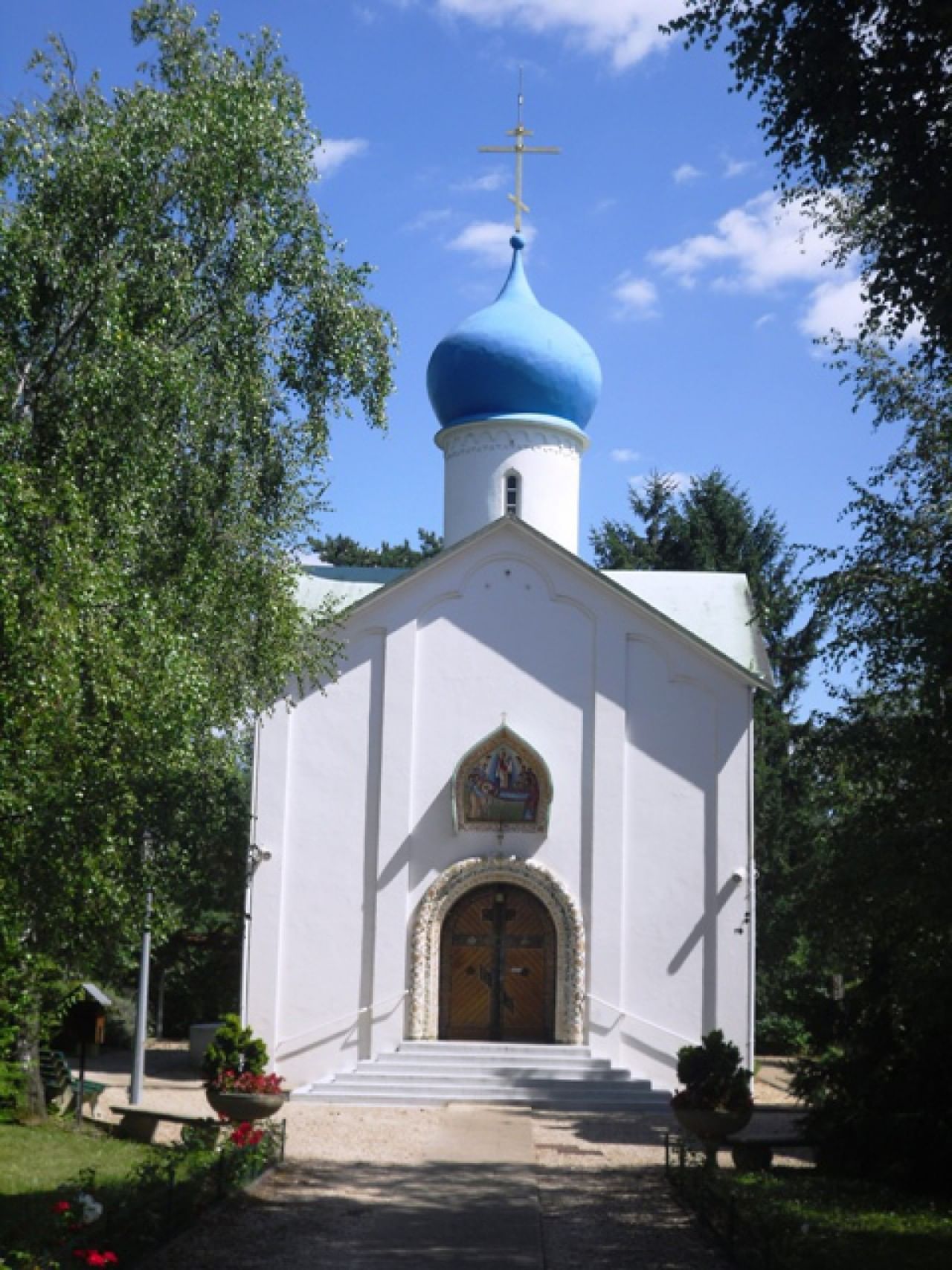 Церковь Успения Пресвятой Богородицы в Сент-Женевьев-де-Буа