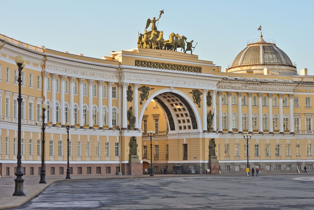 Центральная арка Главного штаба. Фотография: Александр Алексеев / фотобанк «Лори»