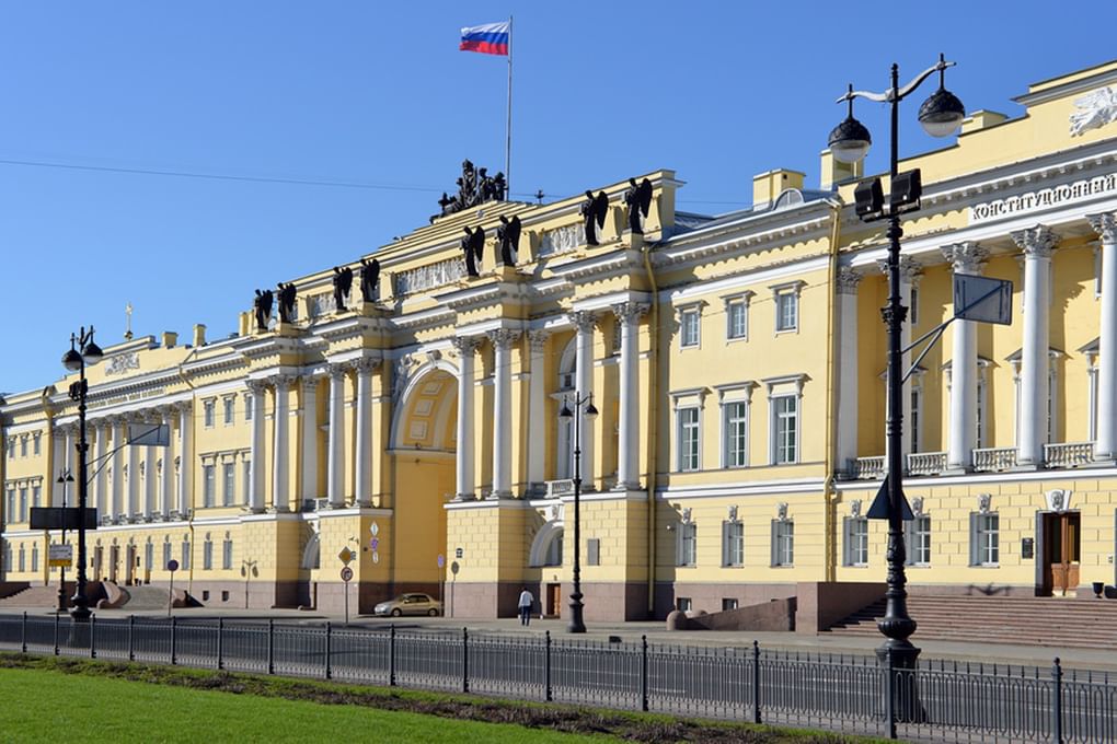 Здание Сената и Синода в Санкт-Петербурге. Фотография: Александр Алексеев / фотобанк «Лори»