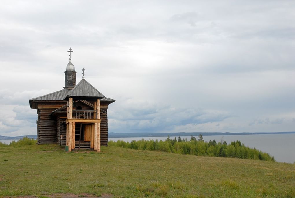 Деревянная церковь на берегу Ангары. Фотография: Svet / Фотобанк Лори