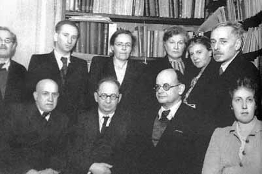 Владимир Пропп (справа в верхнем ряду) с коллегами. Январь, 1947 год. Фотография: spbumag.nw.ru