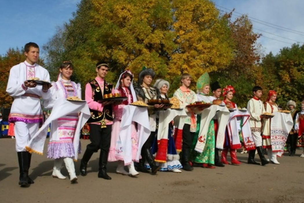 190 народов. Разные народы России вместе. Разные национальности России. Многонациональный народ Башкортостана. Многонациональный город.