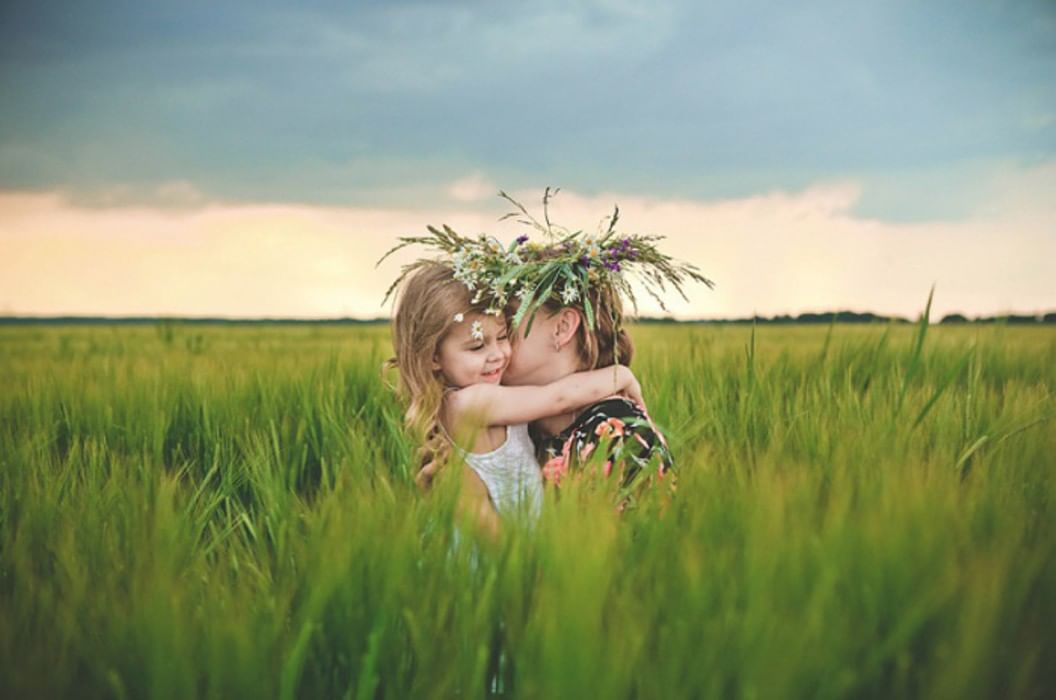 Мама природа родина. Мама с ребенком в поле. Дети обнимаются в поле. Фотосессия мама с дочкой в поле. Любовь к природе.