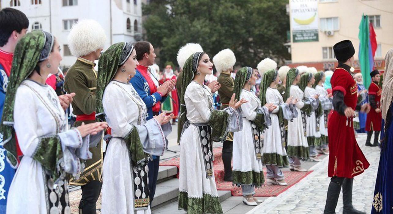 Праздник в дагестане сегодня. Дагестанские праздники. Праздники Дагестанских народов. Праздники дагестанцев. Праздник цветов в Дагестане.