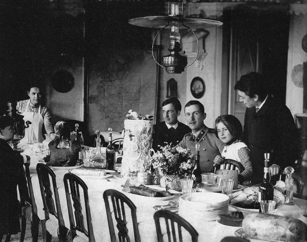 Пасхальный стол в семье Мамонтовых. 1888. Фотография: peoples.ru
