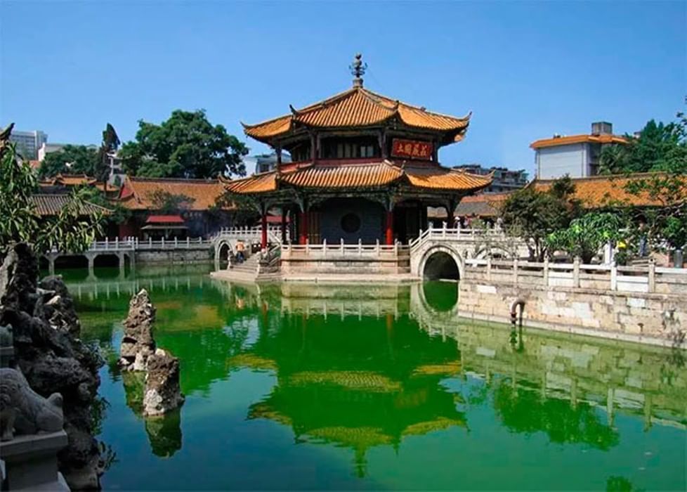 Какой бывает китай. Храм юаньтун, Куньмин. Лоян Китай. Пруд чёрного дракона Лицзян. Юньнань провинция Китая Золотая лошадь.