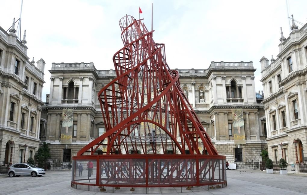 Модель башни Татлина во дворе Королевской Академии в Лондоне. Фотография: yablor.ru