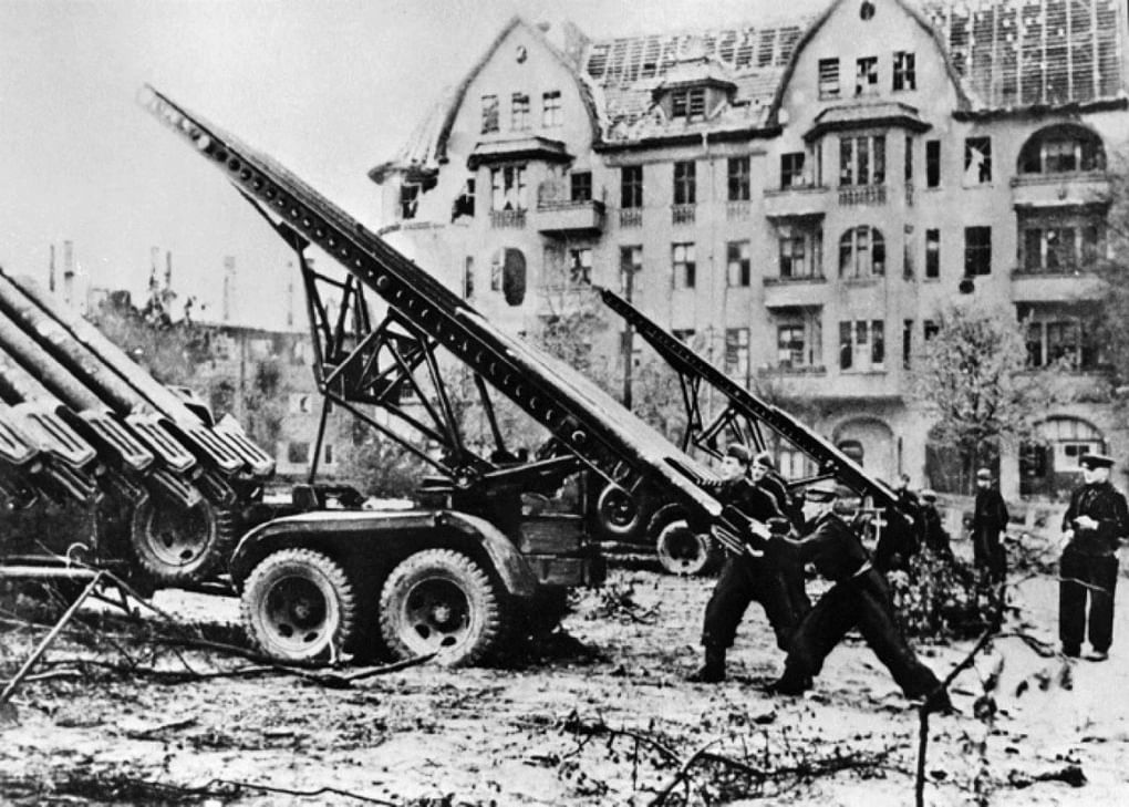 Советские артиллеристы во время боев на улицах Берлина