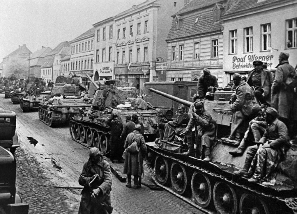 Советские танки стоят на городской улице во время подготовки к штурму Берлина