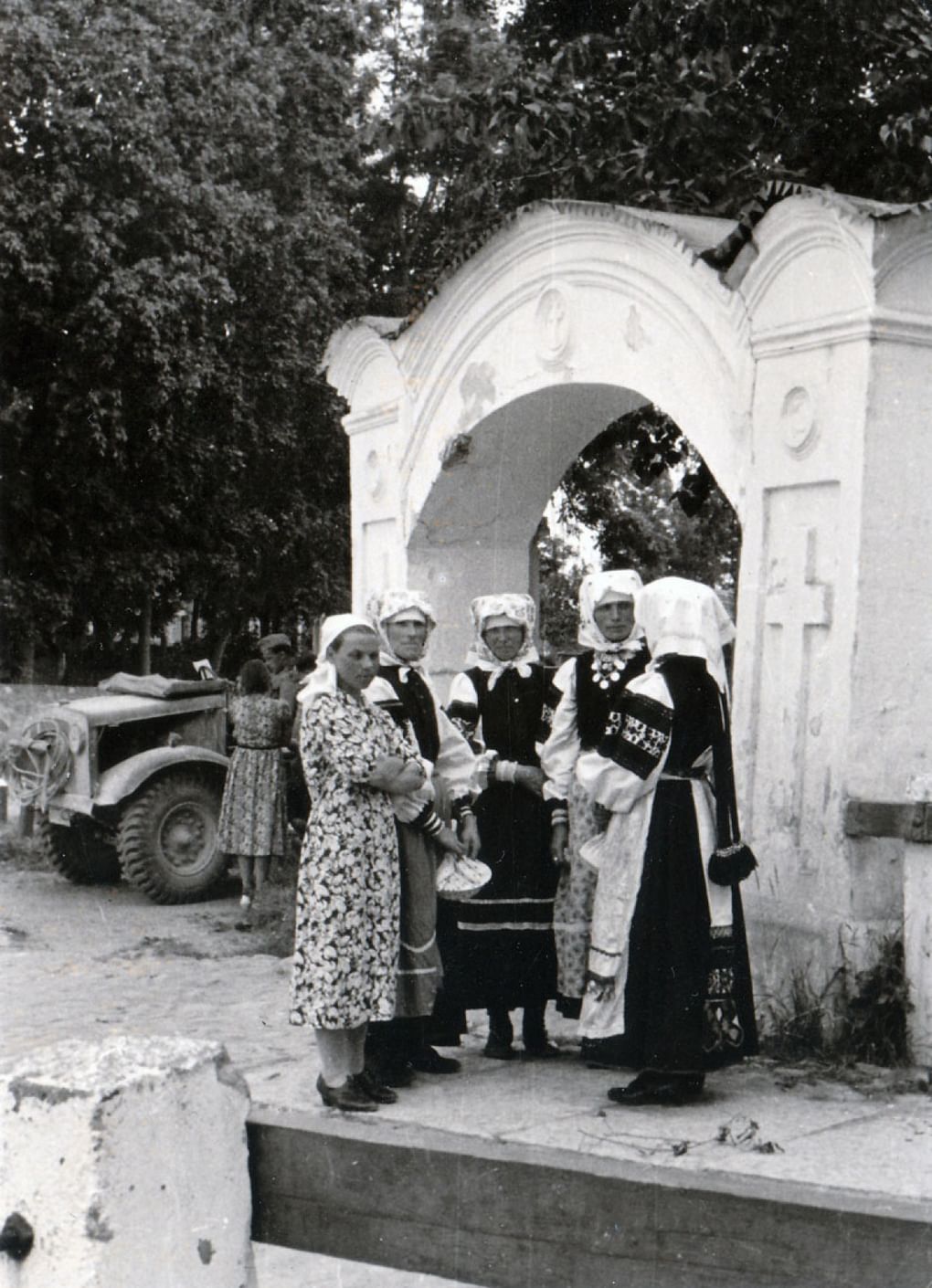 У входа в Псково-Печерский монастырь (1941)
