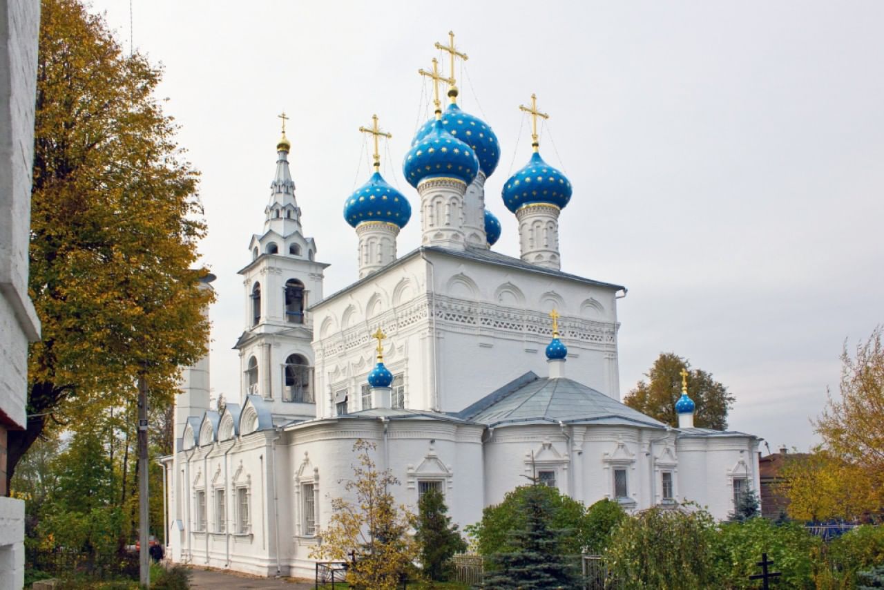 Синие купола храма Сергия Радонежского