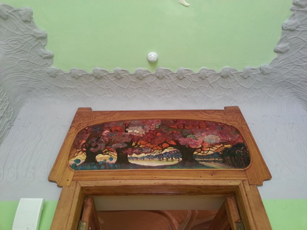 Декоративный десюдепорт над дверью в особняке А. Курлиной в Самаре