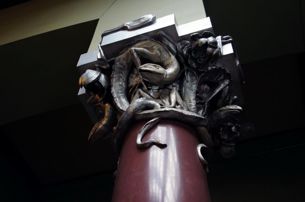 Капитель колонны с изображением ящерицы и лилий. Особняк С.П. Рябушинского, Москва