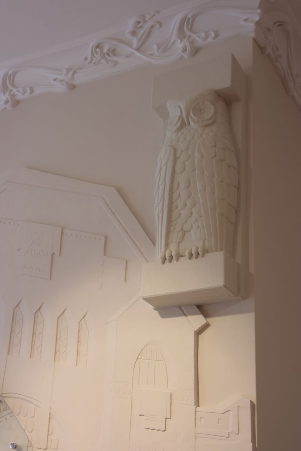 Скульптурное оформление стены с изображением совы. Особняк М.П. фон Брадке, Ульяновск