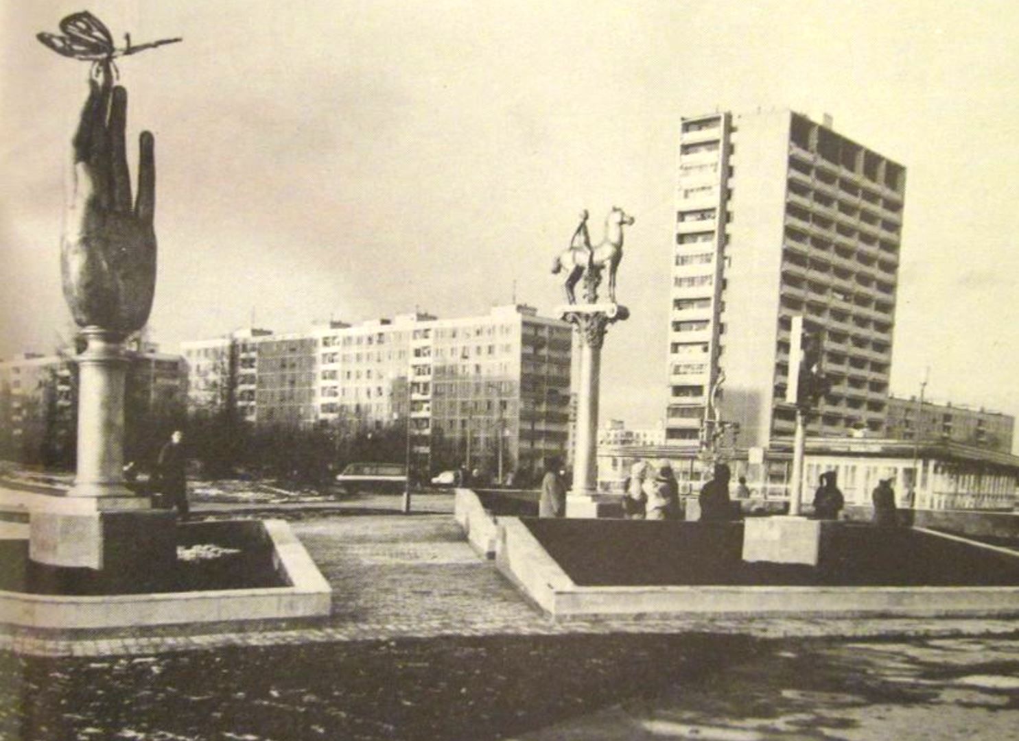 Ясенево беляево. Ясенево 1970 год. Район Коньково 1990. Памятник в Ясенево у метро. Беляево 1980.