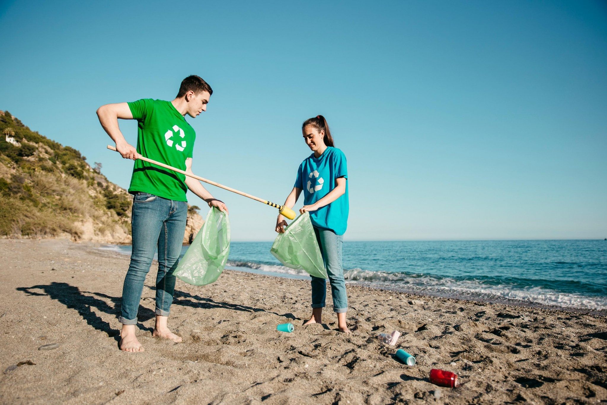 Ecology and people. Волонтеры на пляже. Уборка пляжа.