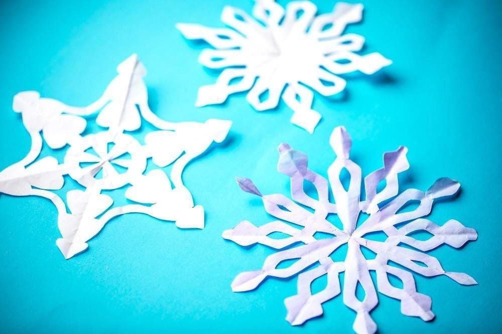 Снежинки 2023. Make a paper Snowflake. How to make a Snowflake for Kids. Snowflakes from paper on the Windows.