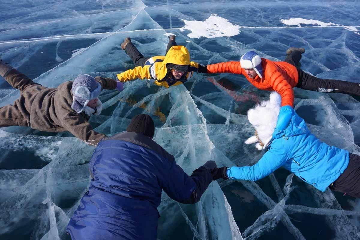 Состояние в экстремальных условиях. Лед Байкала. Прозрачный лед Байкала. Тимбилдинг в горах. Тимбилдинг на льду.