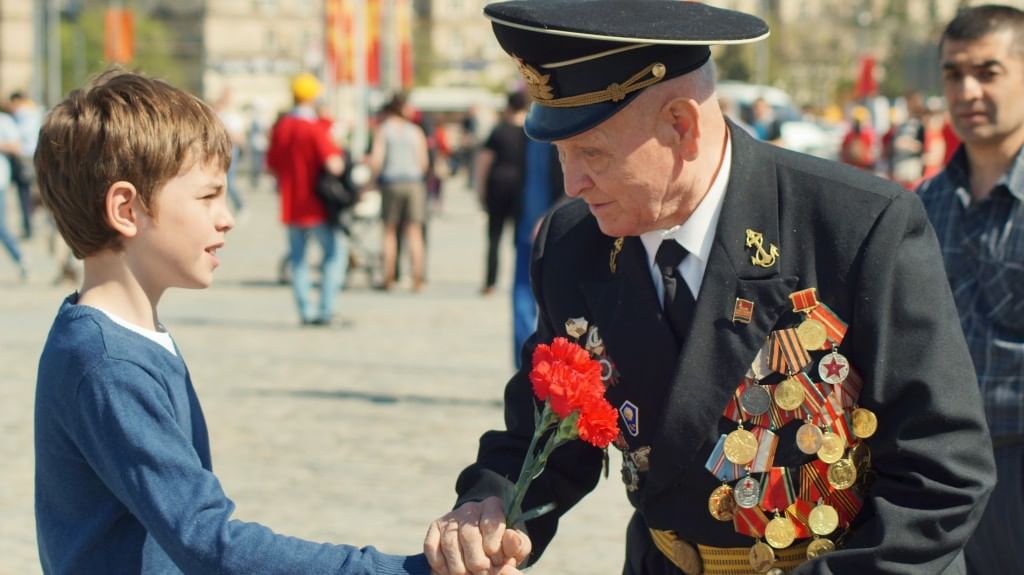 Картинка девочка дарит ветерану цветы